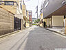 外観：前面道路含む現地写真 