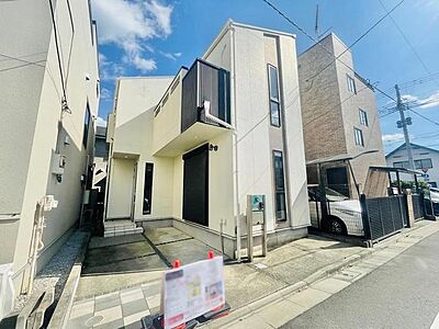 外観:周囲と調和しながらも独自の存在感を放つ、清潔感あふれる外観。日常を豊かに彩る住まいです 外観:周囲と調和しながらも独自の存在感を放つ、清潔感あふれる外観。日常を豊かに彩る住まいです