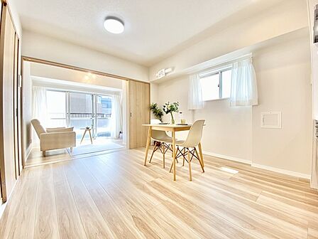 自然な木目の質感が心地よい、開放感あふれる空間です。すっきりとした色合いで整えられています