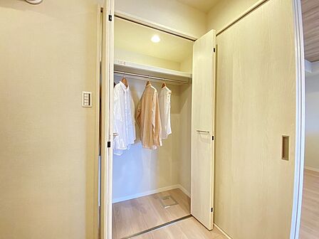 日々の暮らしを整える、すっきりと開放的で無駄のない落ち着いた空間が広がります。