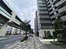外観：都市の躍動を感じる大通り沿いにありながら、街路樹の緑が心地よい安らぎの風景を添えています。