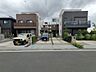 外観：前面道路含む現地写真 
