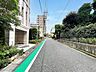 外観：前面道路含む現地写真 