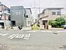 外観：落ち着いた色合いの建物が並ぶ、穏やかで親しみやすい周辺環境が広がり日々の暮らしに心地よさをもたらします 