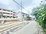 外観：前面道路含む現地写真 