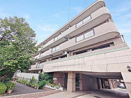 タイル張りの外観が上品で落ち着いた佇まいを見せる建物です