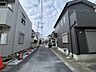 外観：前面道路含む外観