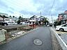 外観：前面道路含む現地写真 
