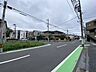 外観：前面道路含む外観