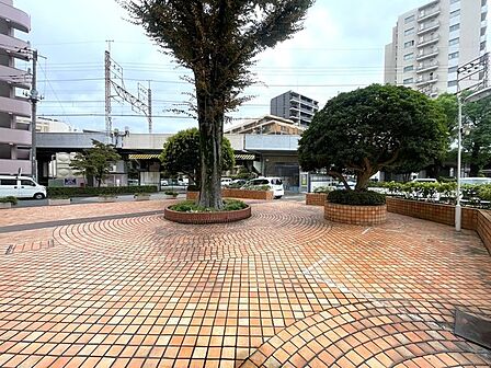 豊かな緑と整えられたタイルが調和する、心地よいゆとりを感じさせる外構スペースです