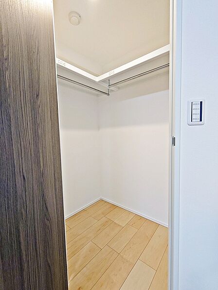 季節物の衣類もスッキリ収納できるウォークインクロゼット。