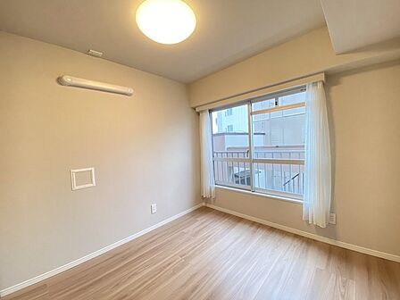 ナチュラルウッドの色合いが、室内にあたたかな雰囲気を運びます。