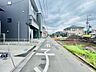 外観：前面道路含む現地写真 