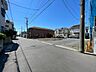 外観：前面道路含む現地写真 