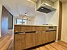 キッチン：木の温もりが広がる上質な空間で心地よいひとときを過ごす洗練された住まい