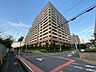 外観：青空へすっきりと伸びる佇まいが目を引く堂々としたフォルムは、街並みに調和しながらも心地よい存在感を放ち、日々の暮らしに穏やかな誇りと安心感をもたらしてくれます 