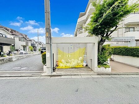 整理された敷地内に設けられた使い勝手のよい共有スペースは日々の暮らしの調和を保ちます