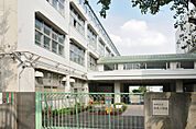 世田谷区立池尻小学校（572m）