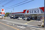 ドラッグストアセキ下安松店 608m