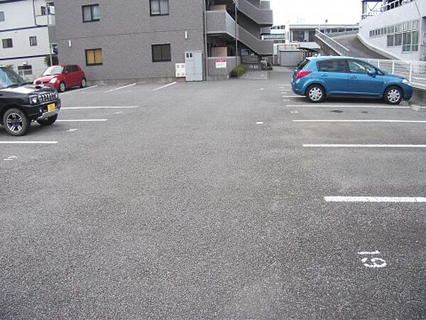 画像16:敷地内駐車場
