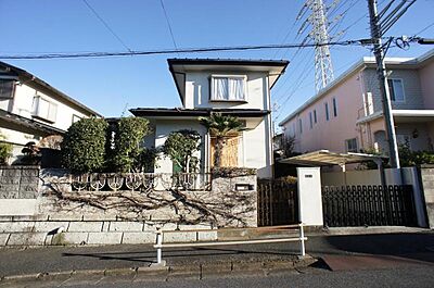 外観：現況（昭和50年9月築　建物面積約81.14平米）中古住宅としてもご検討可能です　