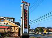 コメダ珈琲店 452m