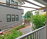 外には出られませんが干せます。