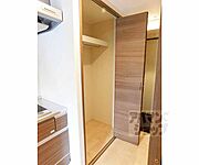 この部屋で一番大きいクローゼットです。