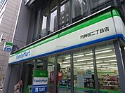 ファミリーマート 徒歩6分。コンビニ 420m