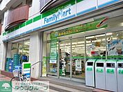 ファミリーマート新宿荒木町店 徒歩5分。コンビニ 380m