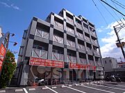 明るく幾何学な外観がシャープな印象