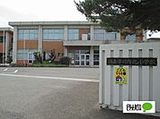 小学校「徳島市立川内北小学校まで2016m」