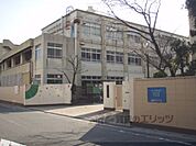 勧修中学校まで900メートル