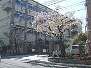 西院小学校まで350メートル