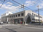 右京郵便局まで750メートル
