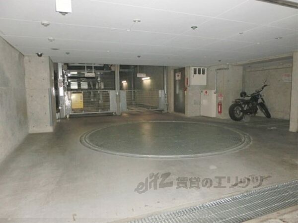 画像3:地下に駐車場があります。