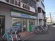 ファミリーマート　西京極駅前店まで300メートル