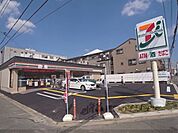 セブンイレブン　西院月双町店まで350メートル
