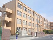 老上中学校まで900メートル