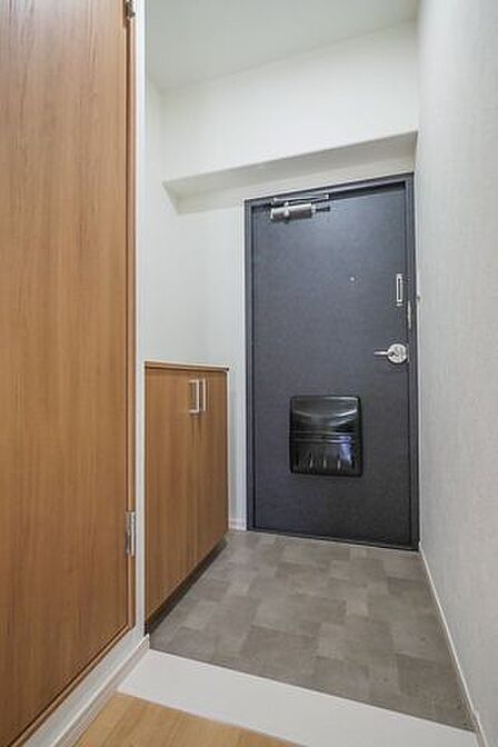 【 玄関 】家族の靴を収納できるシューズボックス付きです。