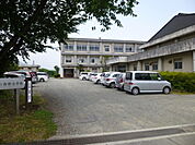 小学校「南足柄市立向田小学校まで1050m」