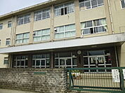 小学校「小田原市立足柄小学校まで713m」