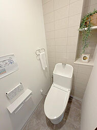 ＜温水洗浄便座つきトイレ新品交換＞フチレス形状でお掃除ラクラク。表面にキズがつきにくく、抗菌パラーで菌の繁殖もおさえられる汚れに強いハイパーキラミック素材です。