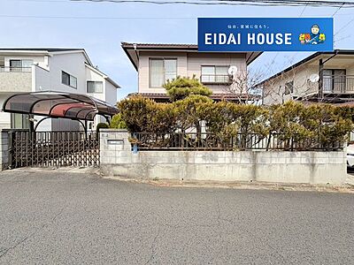 外観：前面道路を含む外観