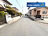 外観：前面道路を含む外観
