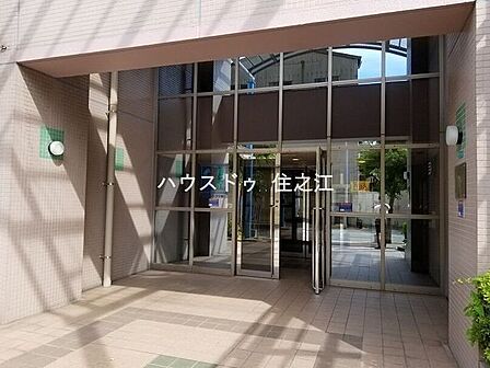 ★エントランスには庇(屋根)がございますので雨の日も安心♪
