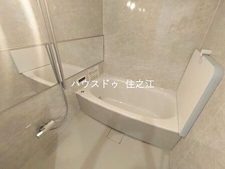 一日の疲れを癒すバスルーム。生活時間の違う家族に嬉しい追炊き機能付きです