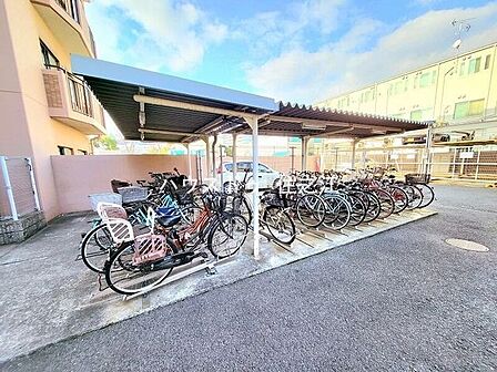 ★屋根付きの駐輪場ですので雨の日も安心。サドルが濡れる事も無いですね!
