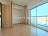 寝室：壁面クローゼット完備。衣類や生活用品をすっきり収納でき、お部屋の有効スペースを広々と使えます。