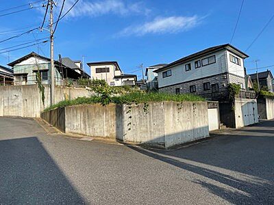 外観：閑静な住宅地の角地物件、緩やかなひな壇につき、陽当り・風通し良好です！